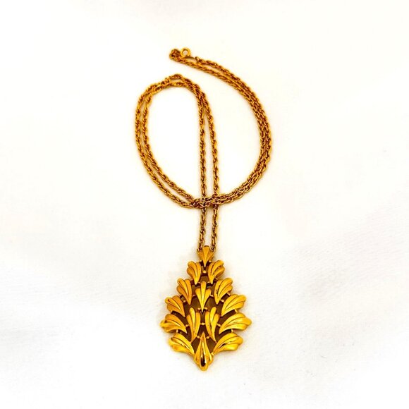 Vintage Trifari Large Gold Tone Pendant and Long Trifari Rope Chain - Picture 3 of 10